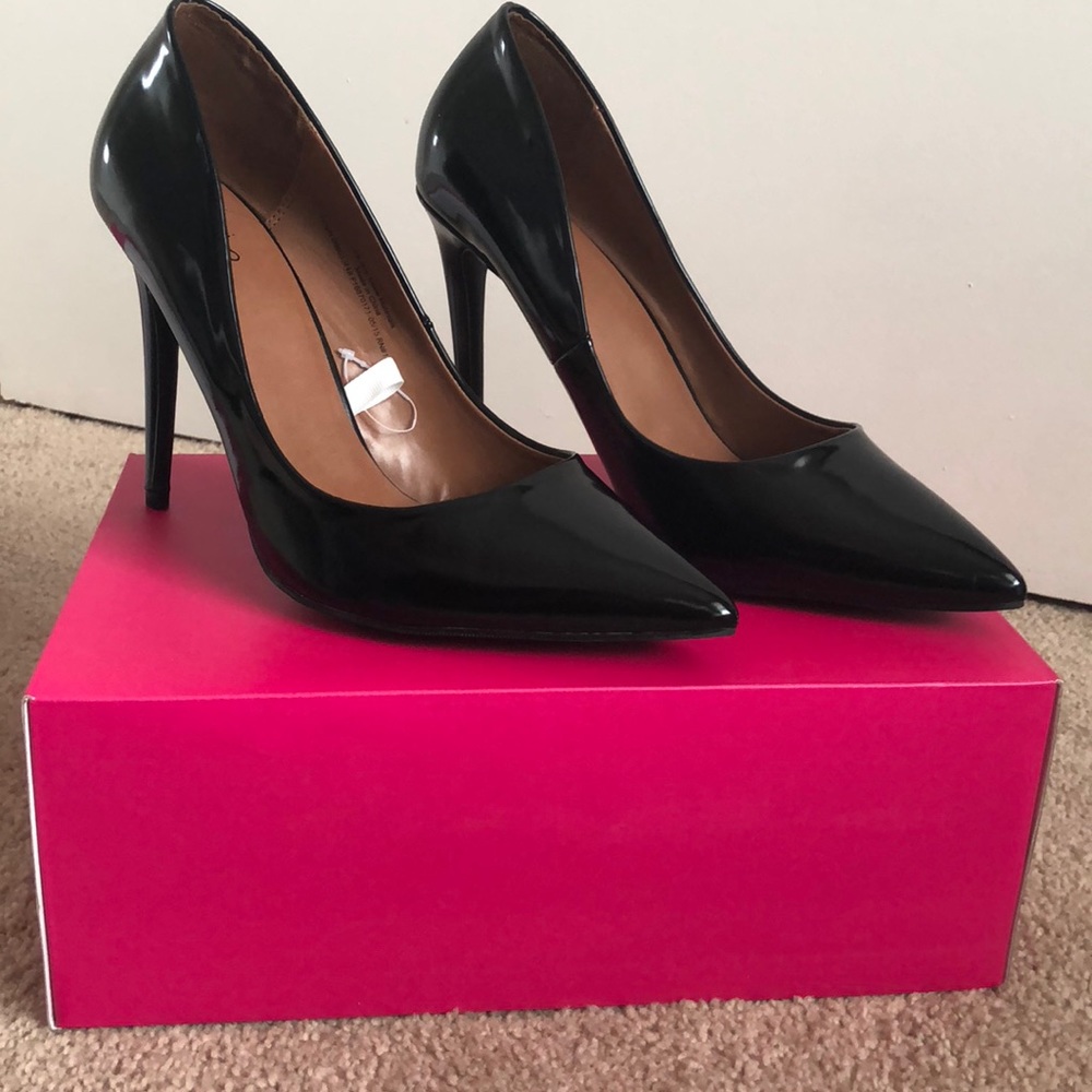 So Kate inspired black point toe pumps